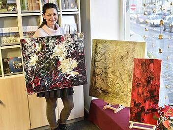 Einige abstrakte Gemälde zeigt Olga Liashenko in der Tourismus-Info der Stadt Haßfurt. Die Werke sind dort ausgestellt.  Fotos: Gerold Snater