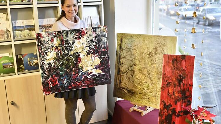 Einige abstrakte Gemälde zeigt Olga Liashenko in der Tourismus-Info der Stadt Haßfurt. Die Werke sind dort ausgestellt.  Fotos: Gerold Snater