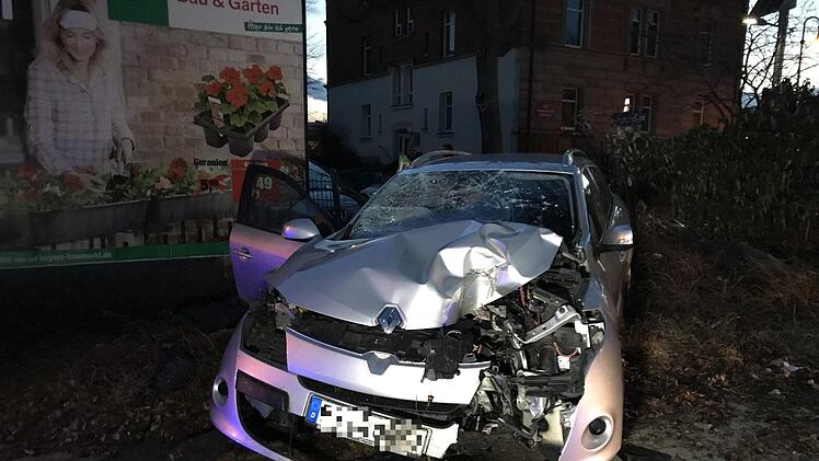 Bei einem Unfall in Bayreuth wurde ein Autofahrer am Donnerstagabend in seinem Wagen eingeklemmt und schwerst verletzt.  Foto: NEWS5 / Fricke
