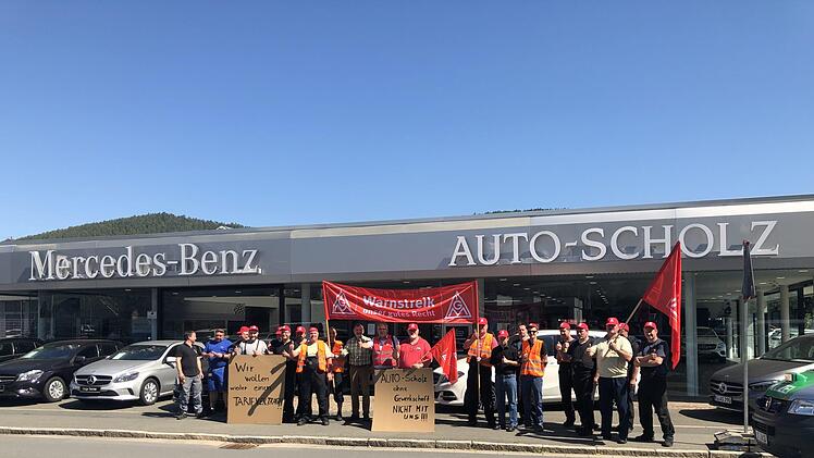 Die Streikenden vor dem Autohaus in KulmbachGewerkschaft