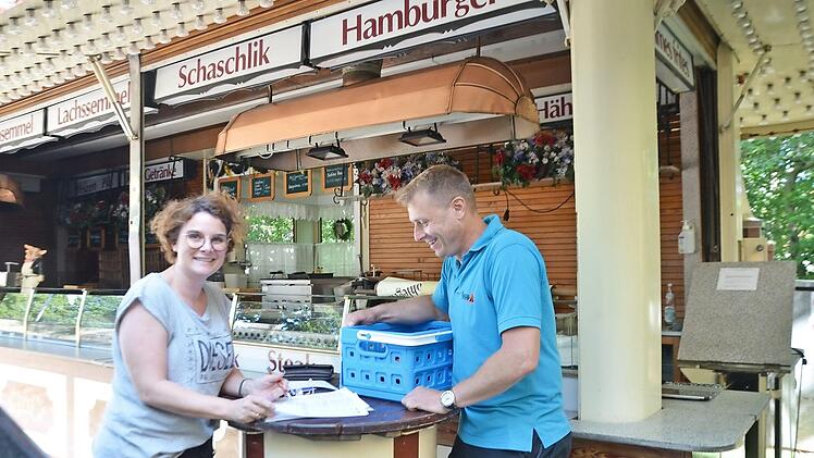 Sabine Paul hatte am Dienstag an ihrem Imbiss Besuch vom Stromprüfer.