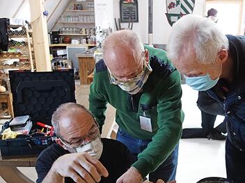 Im Reparatur-Café wird gemeinsam gearbeitet, es bleibt aber auch Zeit für Fachsimpeleien. Foto: privat