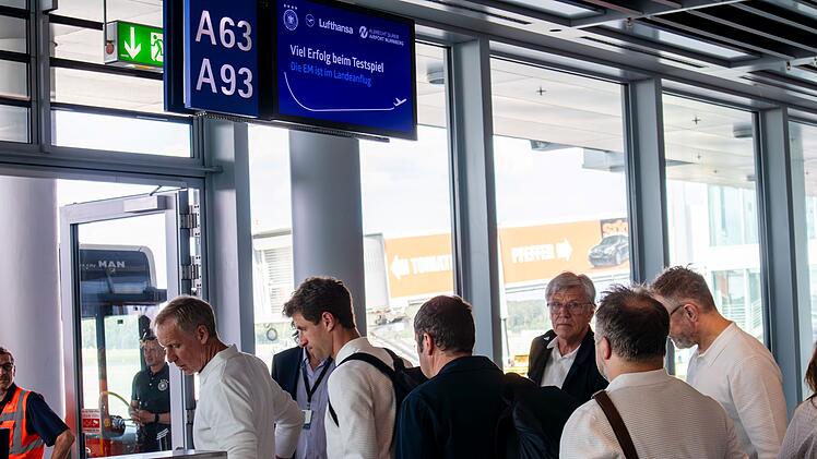 Flughafen Nürnberg: Abflug für Nationalelf - Public-Viewing-Bereich im Aufbau