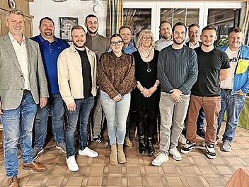 Die Kandidaten der CSU/&Uuml;WG (v.&nbsp;l.): Maximilian Venzke, Manuel Langfritz, Jan Leuth&auml;usser, Tobias Kupfer, Michelle Kraus, Andreas Nickl, Christine Bertholdt, Stephan Achhammer, Johannes Steinert, Walter Beck, David Waldmann, Marco Huppmann.