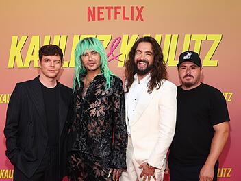 Tokio Hotel In ihrem Podcast "Kaulitz Hills - Senf aus Hollywood" haben Bill (Zweiter von links) und Tom Kaulitz (Dritter von links) verraten, dass sie derzeit mit dem ZDF an einer Tokio-Hotel-Dokumentation arbeiten.