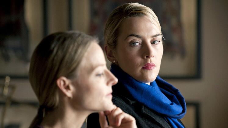 Penelope Longstreet (Jodie Foster, links) und Nancy Cowan (Kate Winslet) schmieden eine Allianz gegen ihre M&auml;nner, nur um sich wenig sp&auml;ter wieder zu zerstreiten.