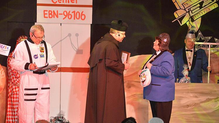 Unterstützung "von oben":ImSpace-Center kreuzte auch Pater Theiler auf.