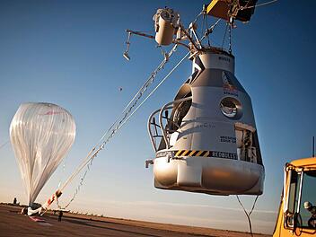 Mit dieser Kapsel stieg Felix Baumgartner bis auf eine Höhe von fast 40 Kilometern. Das Projektteam aus Coburg hat die Marke von 30 Kilometer im Visier. Foto: Jörg Mitter, Red Bull/dpa
