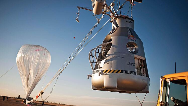 Mit dieser Kapsel stieg Felix Baumgartner bis auf eine Höhe von fast 40 Kilometern. Das Projektteam aus Coburg hat die Marke von 30 Kilometer im Visier. Foto: Jörg Mitter, Red Bull/dpa