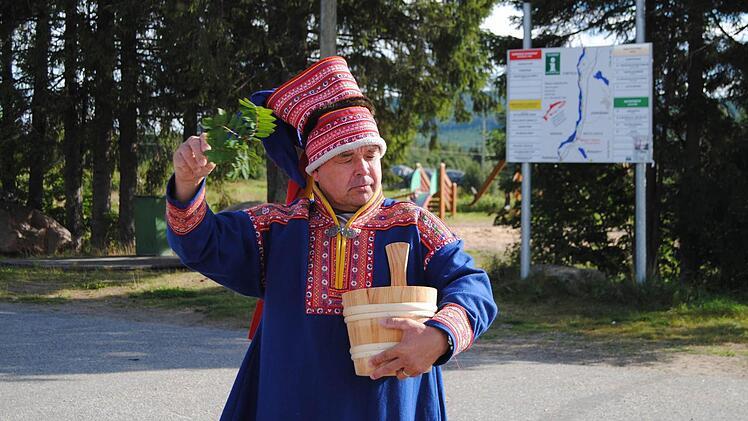 Andere Länder, andere Sitten: Busfahrer Frank hat sich für seine Fahrgäste eine Tracht angezogen und bespritzt sie mit "heiligem Wasser".