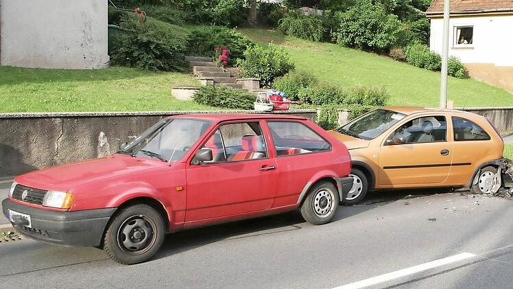 Drei der Fahrzeuge, die an dem Unfall auf der B 289 bei Weidnitz beteiligt waren.  Foto: Stefan Johannes