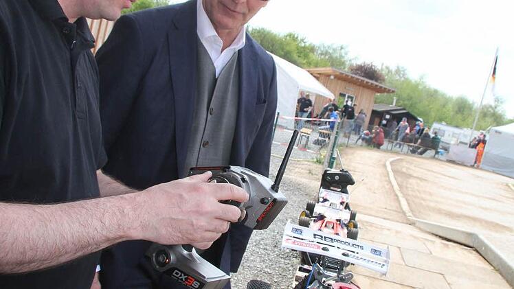 Der Vorsitzende des Mini-Cross-Teams Kulmbach, Gerhard Schmökel, gab Stadtwerke-Chef die letzten Anweisungen. Foto: Sonja Adam