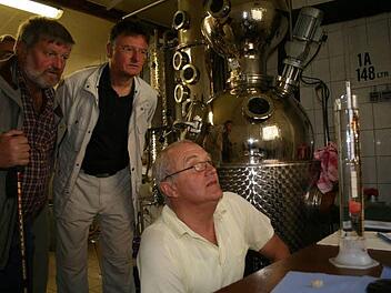 Der Dobenreuther Erich Lang (vorn im hellen Polohemd) erläutert Besuchern den Einsatz der Alkoholspindel. Das Bild entstand bei einem Tag der offenen Brennereien. Foto: Archiv/Marquard Och