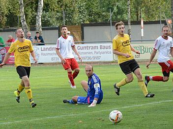 Eindeutige Körpersprache: Bedient sind Thulbas Frankonen um (von links) Benjamin Johannes, Keeper Daniel Neder und Christian Happ beim Rannunger Führungstreffer von Daniel Kraus (rechts). Foto: ssp