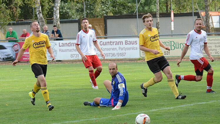 Eindeutige Körpersprache: Bedient sind Thulbas Frankonen um (von links) Benjamin Johannes, Keeper Daniel Neder und Christian Happ beim Rannunger Führungstreffer von Daniel Kraus (rechts). Foto: ssp