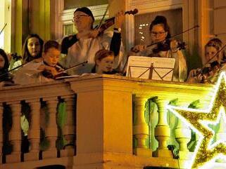 Festliche Kl&auml;nge rund um die gr&ouml;&szlig;te Adventskerze Bayerns