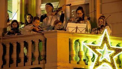 Festliche Kl&auml;nge rund um die gr&ouml;&szlig;te Adventskerze Bayerns