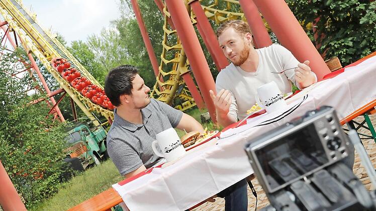 Eine entspannte Unterhaltung, während im Hintergrund geschrien wird: Freizeitland-Besitzer Matthias Mölter (rechts) im Gespräch mit Volontär Andreas Schmitt unterhalb der Achterbahn "Boomerang" Fotos: Matthias Hoch