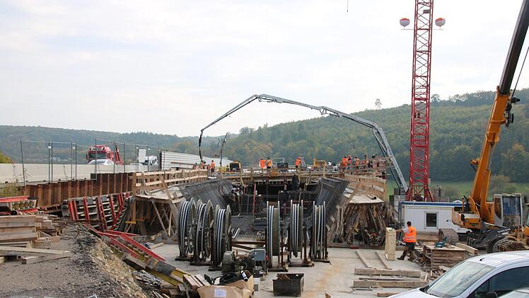 Jede Woche werden 25 Meter Autobahn-Brücke betoniert und übers Tal neben dem Klöffelsberg geschoben. Foto: Ralf Ruppert
