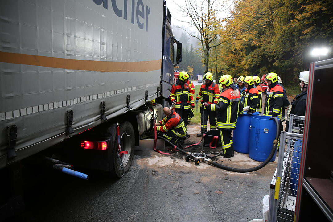 Schwarzenbach: Lkw reißt sich Dieseltank auf