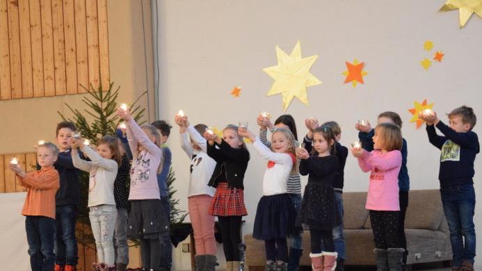 Jede Klasse beteiligte sich an der Weihnachtsfeier der Grundschule Schondratal.Horst Conze