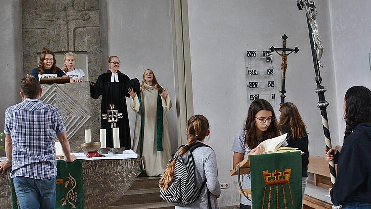 Predigen, sich in den liturgischen Gewändern präsentieren, das Kreuz tragen oder in der Bibel lesen. All das konnte man beim Kirchenentdeckertag in der evangelischen Kirche Bad Königshofen. Foto: Hanns  Friedrich