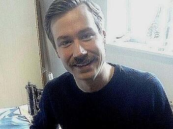 David Kross, einer der Hauptdarsteller des Thrillers "Ballon", der derzeit in den deutschen Kinos läuft. Für das Nähen des Ballons nahm er bei Ulrike Reimann in Steinwiesen Unterricht.privat