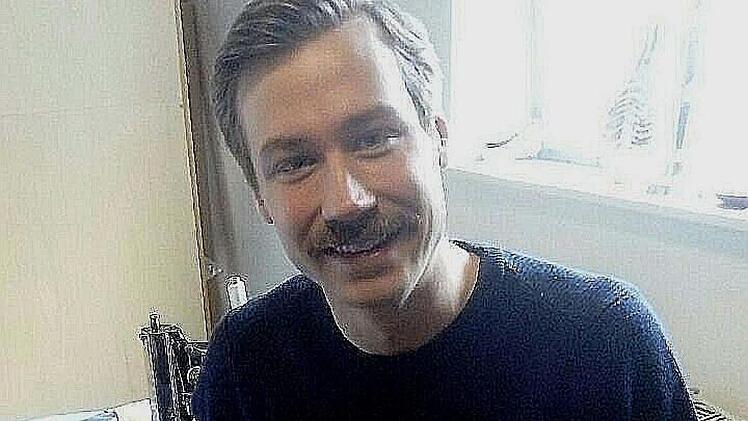 David Kross, einer der Hauptdarsteller des Thrillers "Ballon", der derzeit in den deutschen Kinos läuft. Für das Nähen des Ballons nahm er bei Ulrike Reimann in Steinwiesen Unterricht.privat
