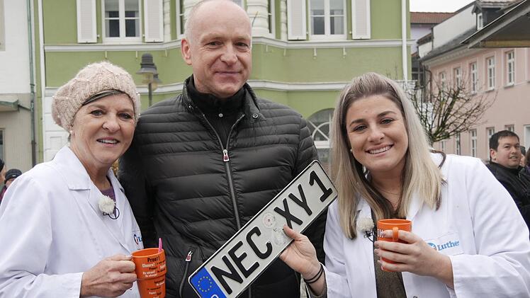 Was für eine tolle Erinnerung: Ein Neustadter Nummernschild  bekamen Kimberly Kaplan (links) und Tochter Billie Jean von diesem Herrn  geschenkt! Und dieses NEC-XY 1 wird einen Ehrenplatz im Restaurant der  Familie finden, denn dort schmücken zahlreiche  Autokennzeichen von  überallher die Restaurantwände.   Foto: Manja von Nida