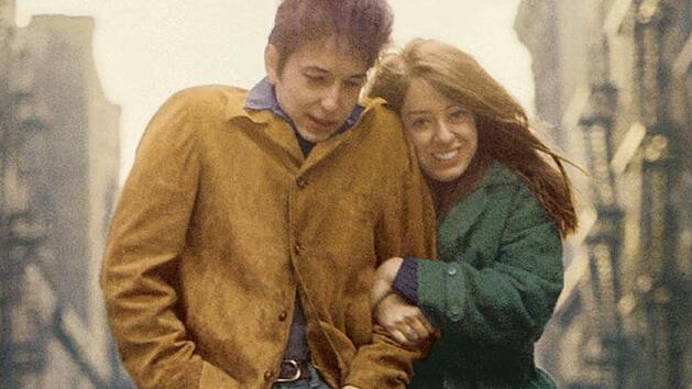 Das vielleicht ber&uuml;hmteste Zeugnis einer seiner Beziehungen: Auf dem Cover von "The Freewheelin' Bob Dylan" ist die Folk-Ikone Arm in Arm mit seiner damaligen Partnerin Suze Rotolo.