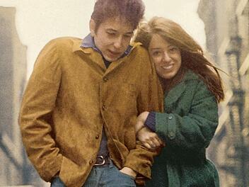 Das vielleicht ber&uuml;hmteste Zeugnis einer seiner Beziehungen: Auf dem Cover von "The Freewheelin' Bob Dylan" ist die Folk-Ikone Arm in Arm mit seiner damaligen Partnerin Suze Rotolo.
