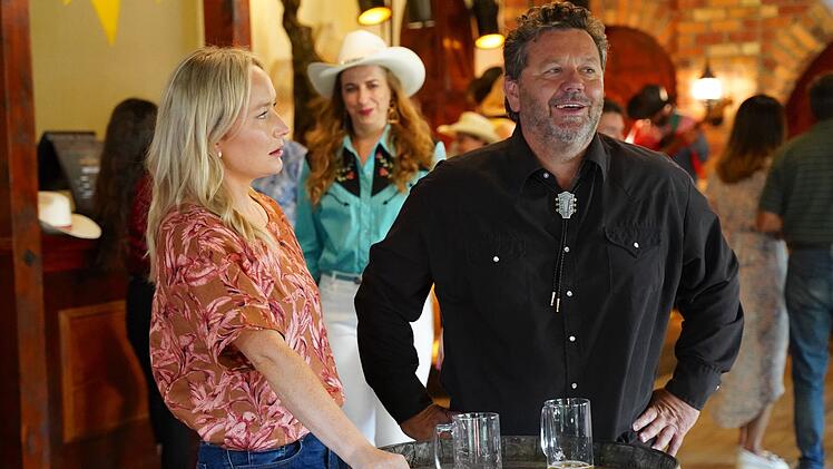 Country-Fan Detective Shepherd (Neill Rea) f&uuml;hlt sich beim Linedance mit Pathologin Gina (Cristina Ionda, Mitte) und Kristin Sims (Fern Sutherland) sichtlich wohl.