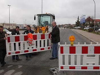 Bauamtsleiter Jürgen Ganzmann, Werner Siebenmann von der Baufirma Leipold, Planer Gerald Reinhardt und Bürgermeister Gerald Brehm (von links) halfen  den Bauhofmitarbeitern beim Abbau der Sperren an der Rothenburger Straße.  Foto: Andreas Dorsch