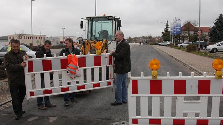 Bauamtsleiter Jürgen Ganzmann, Werner Siebenmann von der Baufirma Leipold, Planer Gerald Reinhardt und Bürgermeister Gerald Brehm (von links) halfen  den Bauhofmitarbeitern beim Abbau der Sperren an der Rothenburger Straße.  Foto: Andreas Dorsch