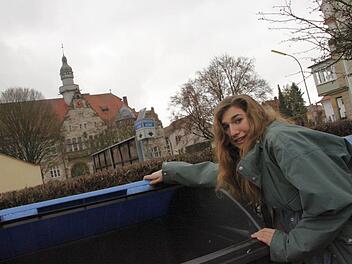 Jennifer Beyer sucht sogar in der Papiertonne nach Emilio.  Foto: Nikolas Pelke