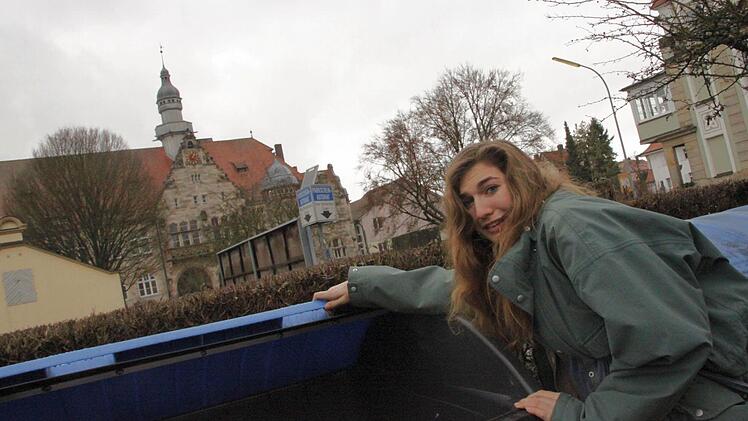 Jennifer Beyer sucht sogar in der Papiertonne nach Emilio.  Foto: Nikolas Pelke