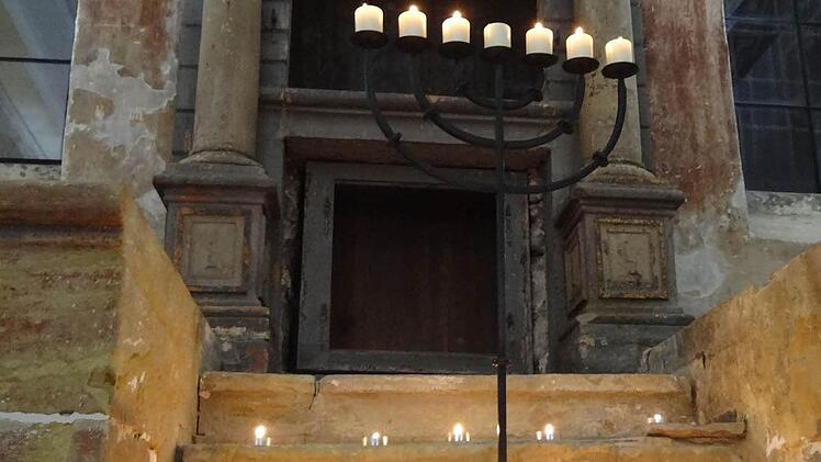 Symbolisch durch Kerzen wurden die 18 jüdischen Bürgerinnen und Bürger, die im Jahr 1938 in Memmelsdorf gelebt haben, in die Mitte der Gedenkenden geholt. Foto: Johanna Eckert