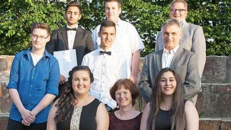 In der vorderen Reihe stehen Yagmur Cetin, Rektorin Cordula Haderlein und Damla Ercan. In der mittleren Reihe stehen David Fröscher, Andreas Helke, sowie Uwe Gruszka, der Klassenleiter der 9b. In der oberen Reihe stehen Berkay Dinler, Alexander Morgenroth und Hannes Kreller, der Klassenleiter der 9a.  Foto: privat