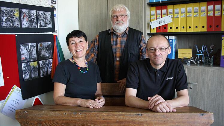 "Heroldsbach gibt sich Mühe, den Schülern gerecht zu werden", sagen Lehrerin Wiltrud Nägel-Brütting, Rektor Winfried Bauer (stehend) und Elternbeiratsvorsitzender Thomas Mauser. Fotos: Verena Pohl