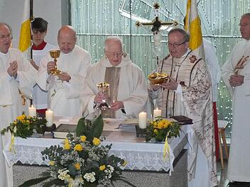 Pfarrer Alfred Rölling ist gestorben, vor zwei Jahren feierte er in Oehrberg sein diamantenes Priesterjubiläum.  Foto: Archiv