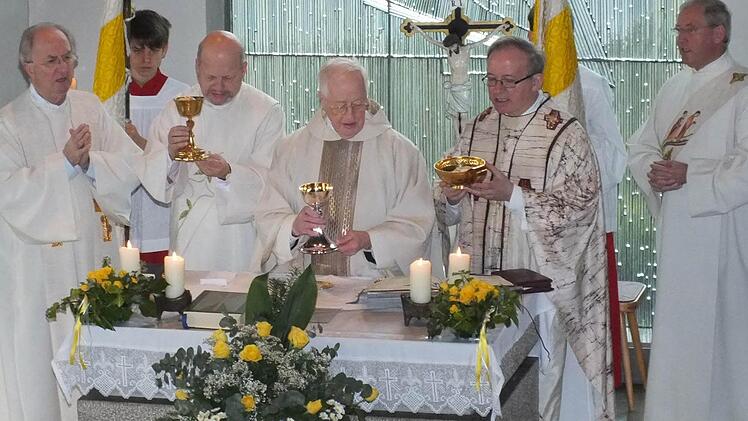 Pfarrer Alfred Rölling ist gestorben, vor zwei Jahren feierte er in Oehrberg sein diamantenes Priesterjubiläum.  Foto: Archiv