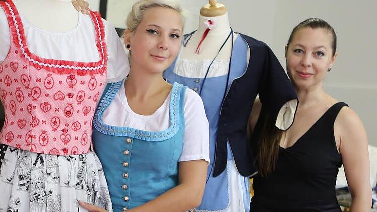 Auszubildende Katharina Schultheiß (links) trägt ein Modell der erneuerten Bamberger Tracht und präsentiert ein weiteres in anderen Farben. Angefertigt wurden beide von Schneidermeisterin Christiana von Roit. Foto: Barbara Herbst