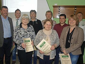 Vorsitzender Nico Rogge (2. von links) und sein Stellvertreter Jochen Straub (rechts) zeichneten für 25- und 40-jährige Treue (von links) Stefan Hildner, Gabriele Küthe, Andreas Schmitt, Christa Hrubesch, Bernd Hofmann, Florian Vierheilig und Martina Straub aus.  Fotos: Stefan Geiger