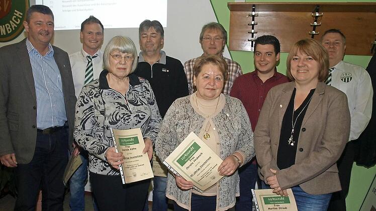 Vorsitzender Nico Rogge (2. von links) und sein Stellvertreter Jochen Straub (rechts) zeichneten für 25- und 40-jährige Treue (von links) Stefan Hildner, Gabriele Küthe, Andreas Schmitt, Christa Hrubesch, Bernd Hofmann, Florian Vierheilig und Martina Straub aus.  Fotos: Stefan Geiger
