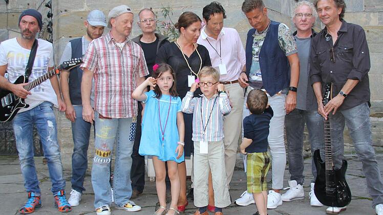 "Bis Du der große Star?", schint einer Söhne aus der Familie von Rotenhan Hartmut Engler zu fragen, kurz bevor die Band die Bühne erklimmt.Foto: Ralf Kestel