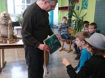 Friedrich Mährlein vom Bund Naturschutz erläutert die Lebensweise, den Körperbau. Foto: Elisabeth Assmann