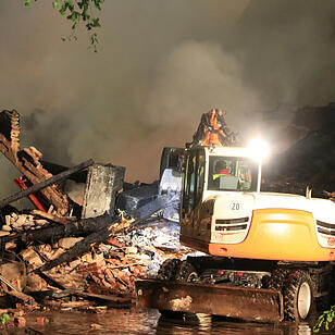 Ein Feuer hat die Diskothek "Rosenau" in Bayreuth völlig zerstört. Acht Menschen wurden verletzt. Der Brand ist unter Kontrolle.