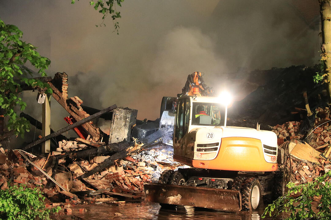 Ein Feuer hat die Diskothek "Rosenau" in Bayreuth völlig zerstört. Acht Menschen wurden verletzt. Der Brand ist unter Kontrolle.