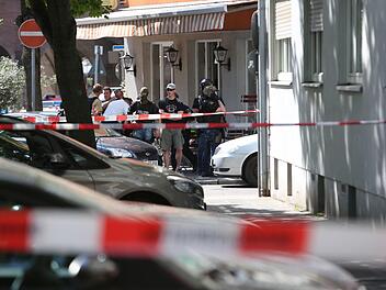 Polizisten und Spezialkr&auml;fte verhandeln am Montag (12. Juni) in der N&uuml;nrberger Innenstadt mit einem Mann, der bewaffnet sein soll. Wie sich herausstellte, hatte der Absetzer des Notrufs gelogen. Foto: News5/ Gundemann