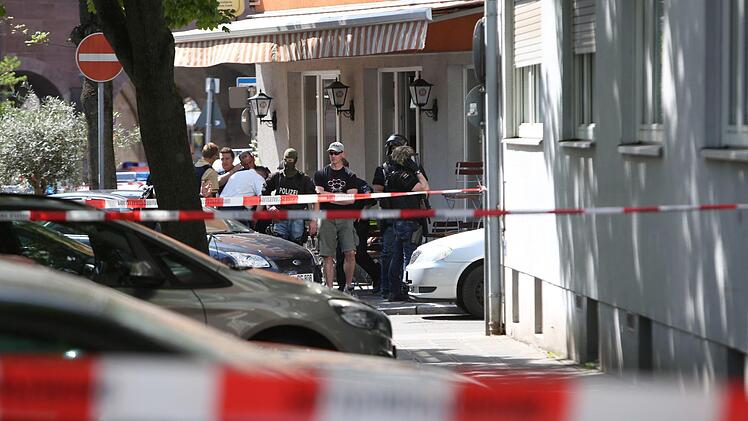 Polizisten und Spezialkr&auml;fte verhandeln am Montag (12. Juni) in der N&uuml;nrberger Innenstadt mit einem Mann, der bewaffnet sein soll. Wie sich herausstellte, hatte der Absetzer des Notrufs gelogen. Foto: News5/ Gundemann